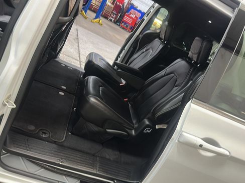 Used 2025 Chrysler Pacifica Select image 28
