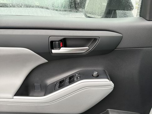 Used 2024 Toyota Highlander XLE image 14