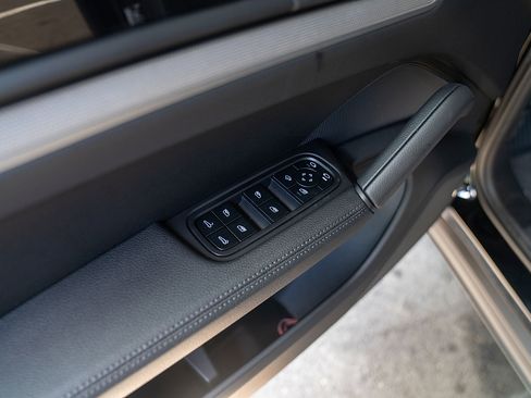 Used 2025 Porsche Cayenne image 19