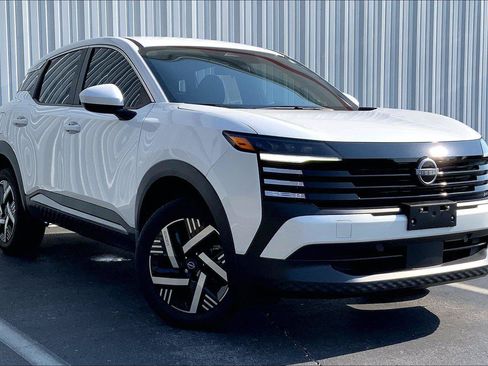 Used 2025 Nissan Kicks SV FWD image 2