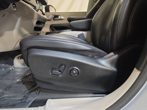Used 2023 Chrysler Pacifica Touring-L FWD image 14