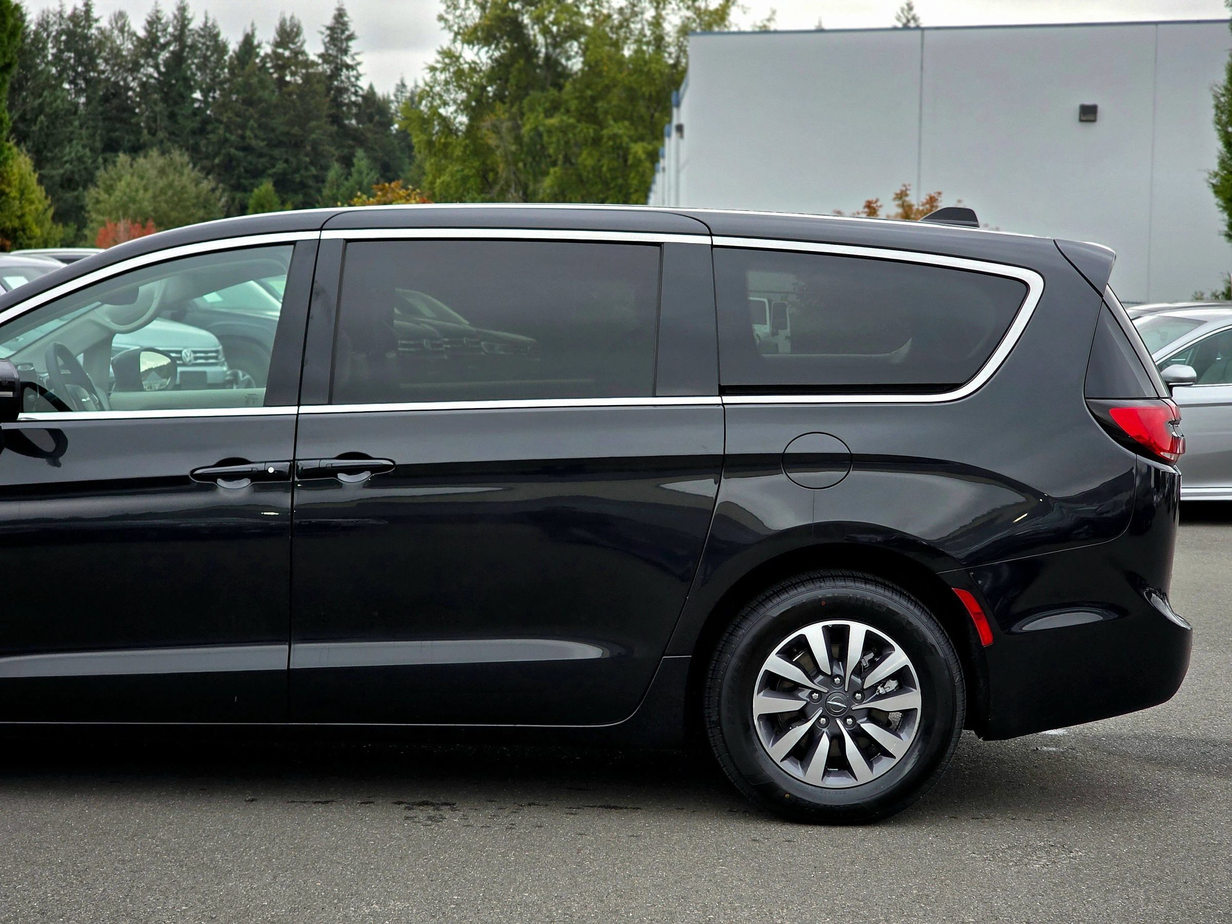 Used 2023 Chrysler Pacifica Touring-L FWD image 7
