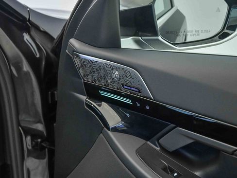 Used 2025 BMW 530i w/ Premium Package image 17