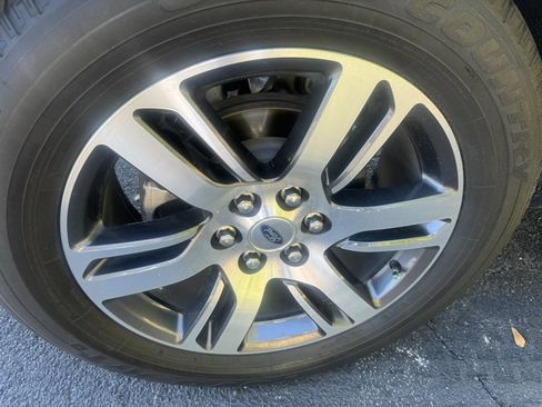 Used 2023 Ford Expedition XLT image 12