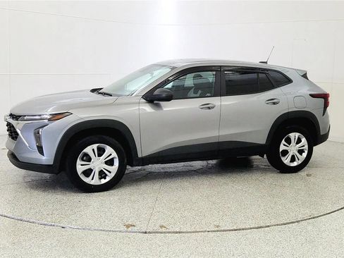 Used 2025 Chevrolet Trax LS w/ Driver Confidence Package FWD image 4