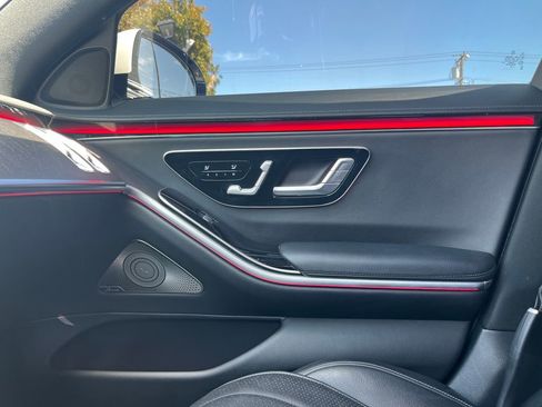 Used 2022 Mercedes-Benz S 500 4MATIC w/ AMG Line Package image 22