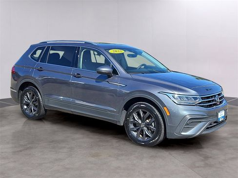 Used 2022 Volkswagen Tiguan SE w/ Panoramic Sunroof Package image 3