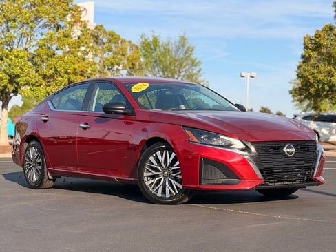 Used 2024 Nissan Altima 2.5 SV FWD image 2