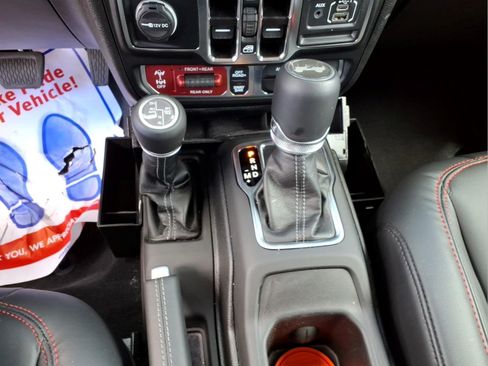 Used 2025 Jeep Wrangler Unlimited Rubicon AWD/4WD image 13