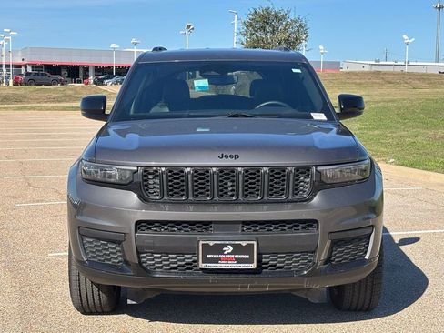 Used 2023 Jeep Grand Cherokee L Laredo image 3