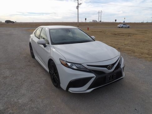 Used 2024 Toyota Camry SE image 4
