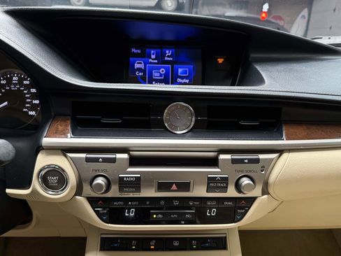 Used 2013 Lexus ES 350 w/ Luxury Pkg FWD image 19