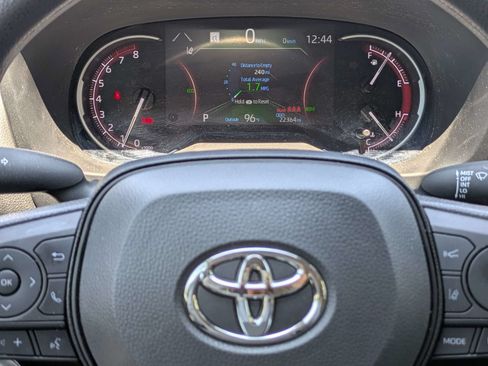 Used 2025 Toyota RAV4 XLE FWD image 26