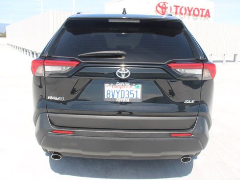 Used 2021 Toyota RAV4 XLE w/ Convenience Package FWD image 4
