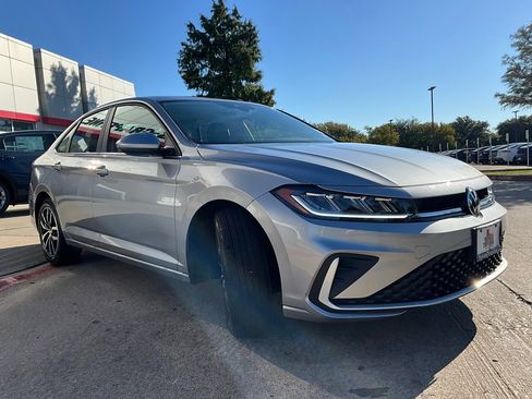 Used 2025 Volkswagen Jetta SE image 5