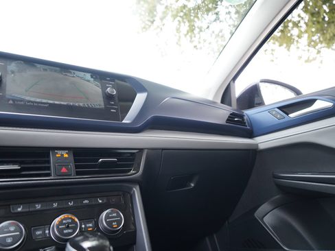 Certified 2024 Volkswagen Taos SE FWD image 16