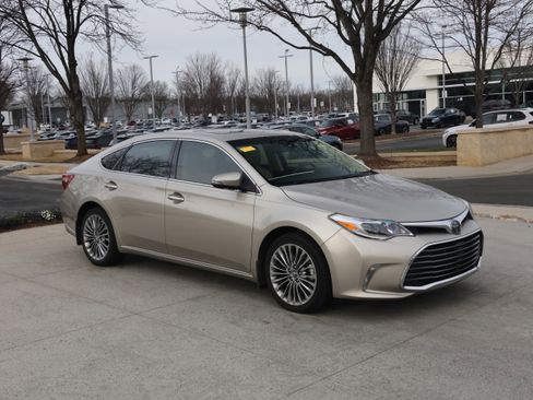 Used 2016 Toyota Avalon Limited image 2