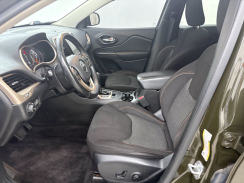 Used 2017 Jeep Cherokee Latitude w/ Cold Weather Group AWD/4WD image 11