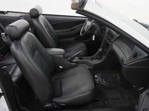 Used 2002 Ford Mustang Convertible RWD image 9
