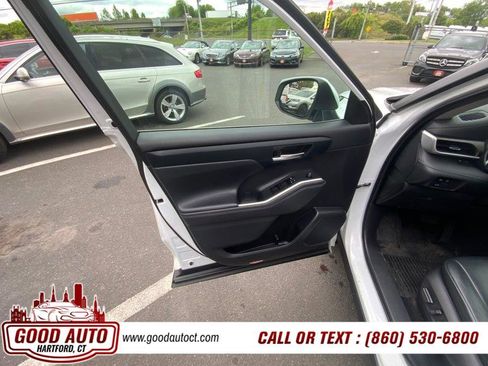 Used 2023 Toyota Highlander XLE AWD/4WD image 9