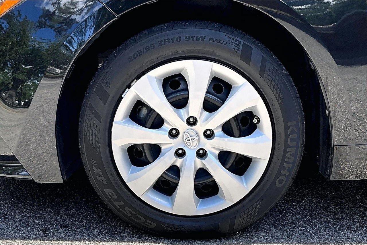 Used 2020 Toyota Corolla LE FWD image 35