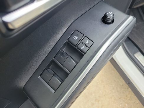 Used 2021 Toyota Highlander XLE image 14