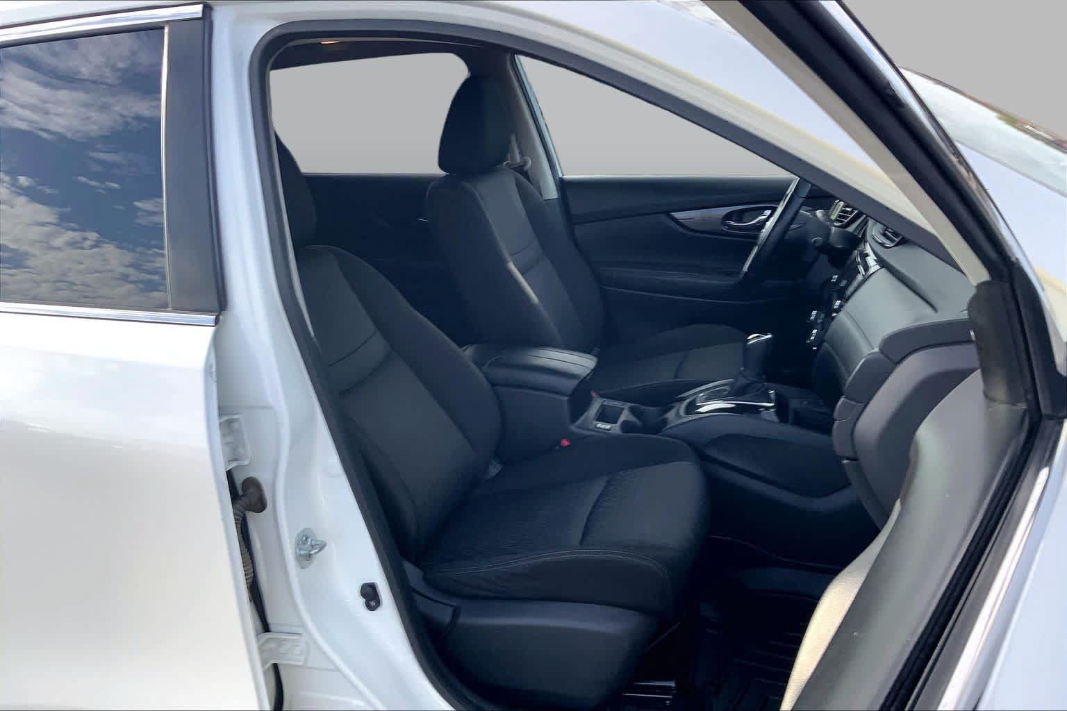 Used 2020 Nissan Rogue SV w/ Sun & Sound Touring Package AWD/4WD image 9