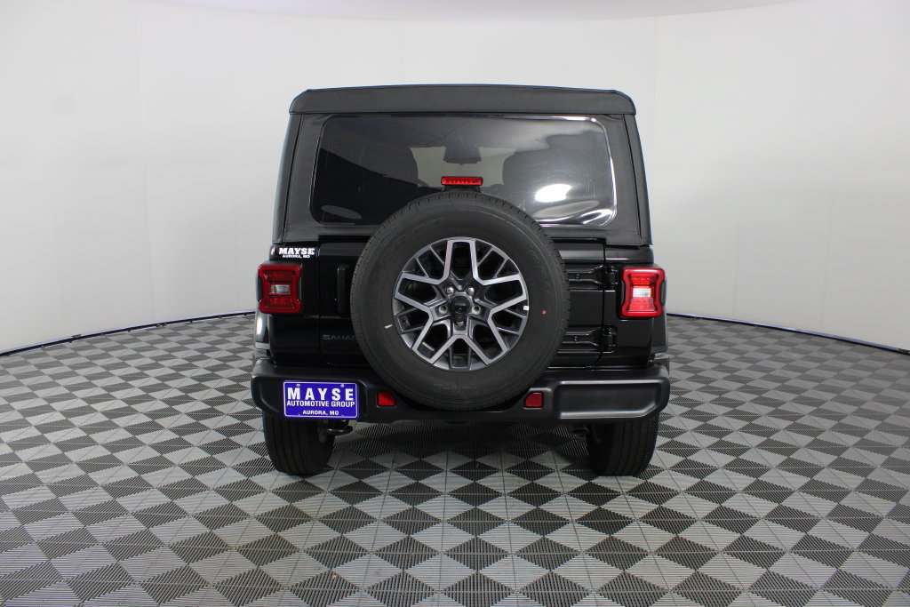 Used 2026 Jeep Wrangler Unlimited Sahara AWD/4WD image 6