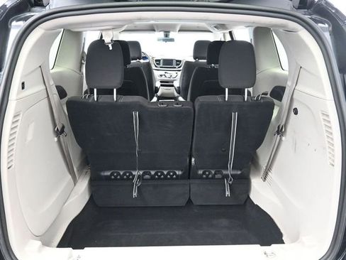 Used 2022 Chrysler Voyager LX image 27