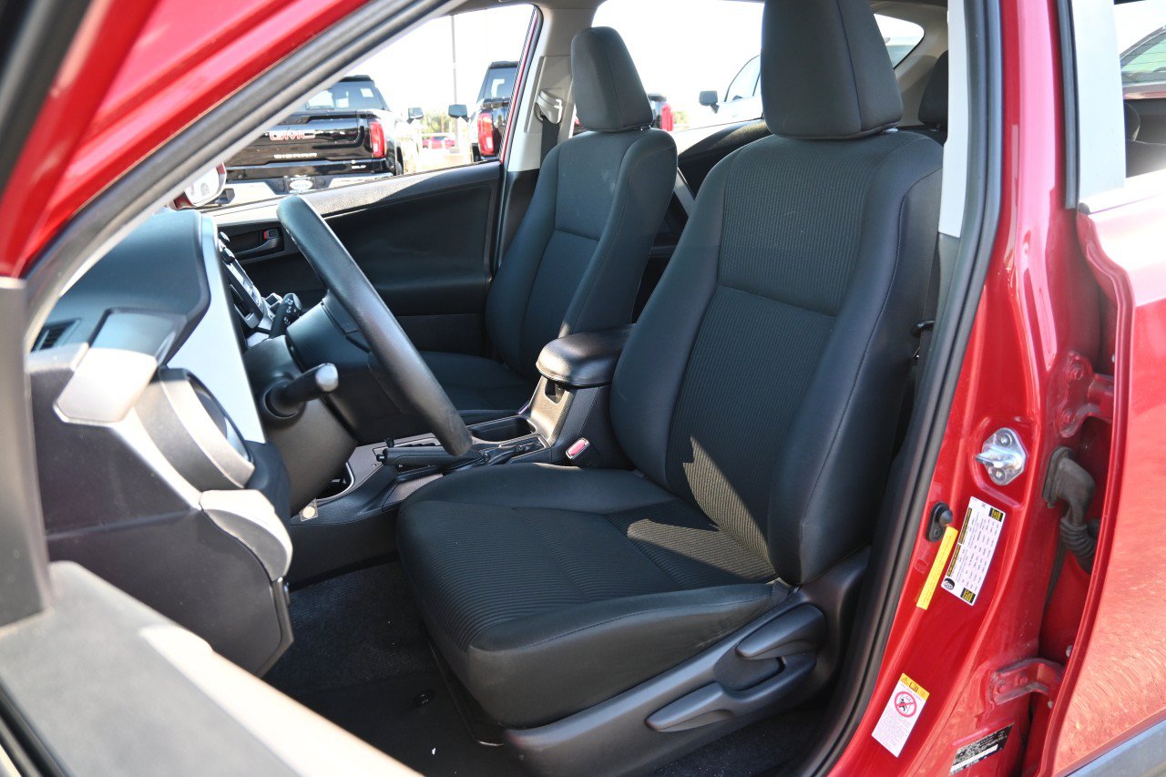 Used 2017 Toyota RAV4 LE FWD image 18