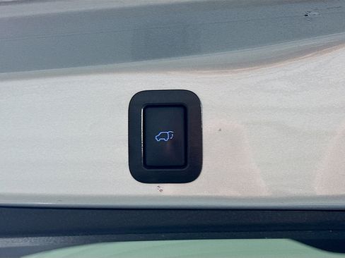 Used 2019 Toyota Highlander XLE image 32