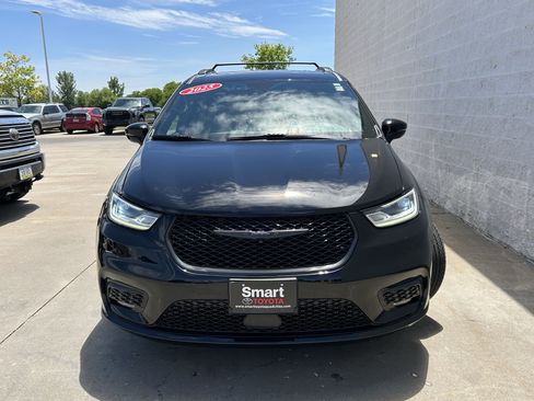 Used 2025 Chrysler Pacifica Limited FWD image 2