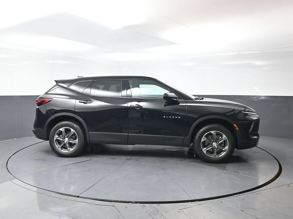 Used 2025 Chevrolet Blazer LT FWD image 3