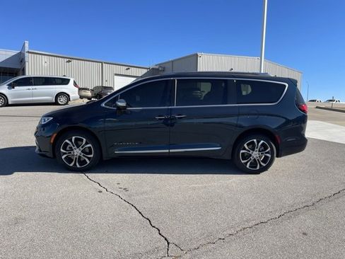 Used 2023 Chrysler Pacifica Pinnacle image 8