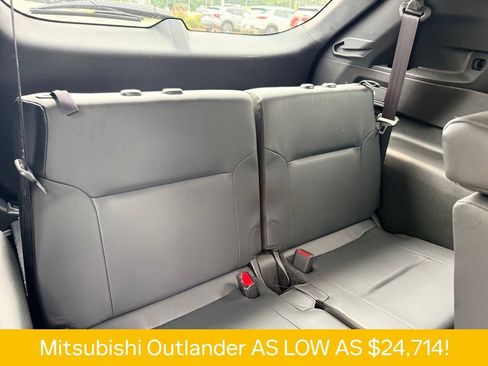 Used 2025 Mitsubishi Outlander SE FWD image 18