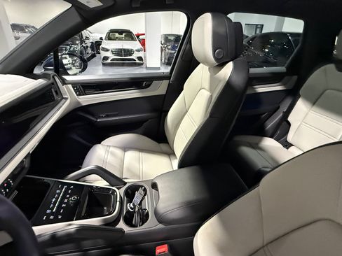 Used 2024 Porsche Cayenne AWD/4WD image 26