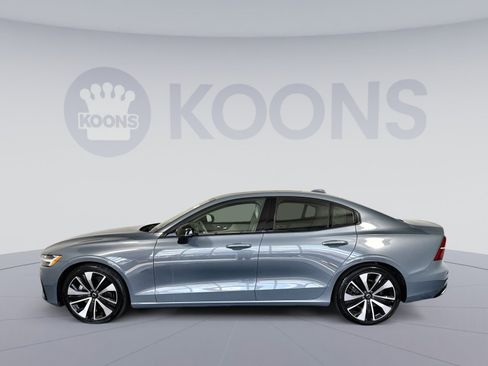 Used 2022 Volvo S60 B5 Momentum w/ Advanced Package image 2