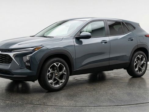 Used 2025 Chevrolet Trax LT FWD image 3