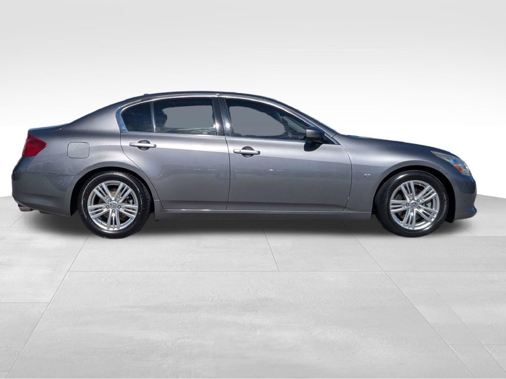 Used 2015 INFINITI Q40 w/ Navigation Package RWD image 3