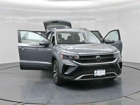 Used 2023 Volkswagen Taos SE w/ Panoramic Sunroof Package AWD/4WD image 32