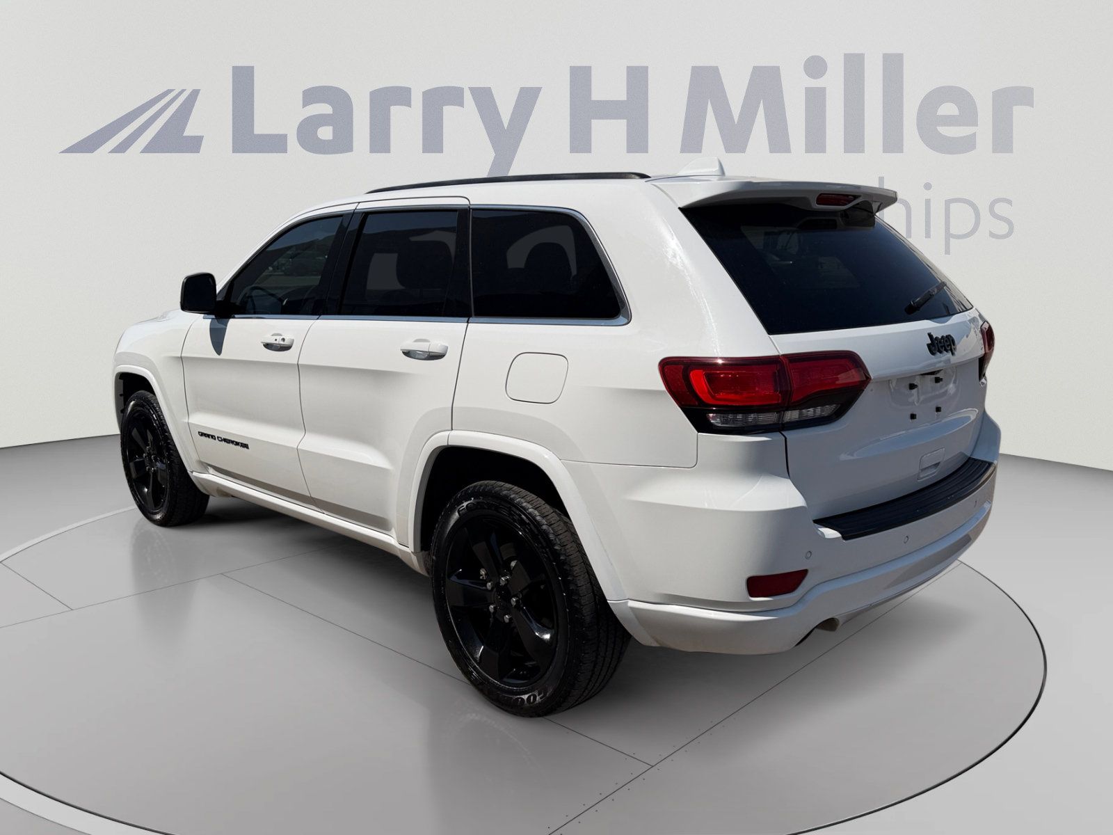 Used 2015 Jeep Grand Cherokee Altitude RWD image 3