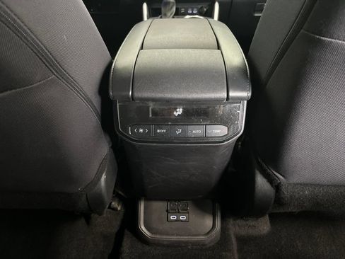 Used 2024 Toyota Highlander LE FWD image 25