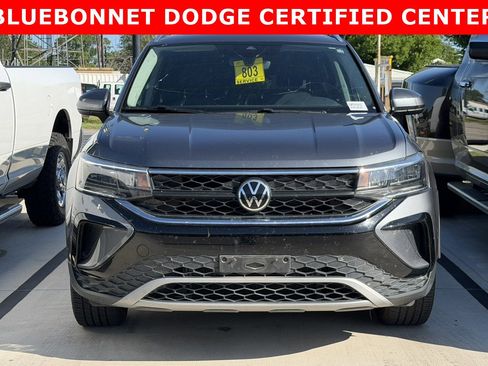Used 2022 Volkswagen Taos SE w/ Panoramic Sunroof Package FWD image 2