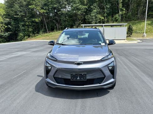 Used 2023 Chevrolet Bolt EUV LT w/ Convenience Package FWD image 2