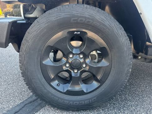 Used 2015 Jeep Wrangler Unlimited Sahara AWD/4WD image 16