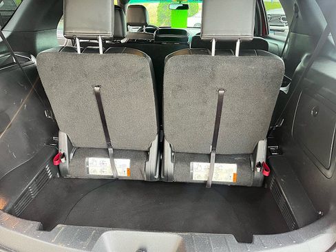 Used 2017 Ford Explorer XLT w/ Equipment Group 202A AWD/4WD image 14