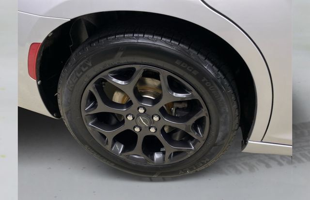 Used 2020 Chrysler 300 S AWD/4WD image 17