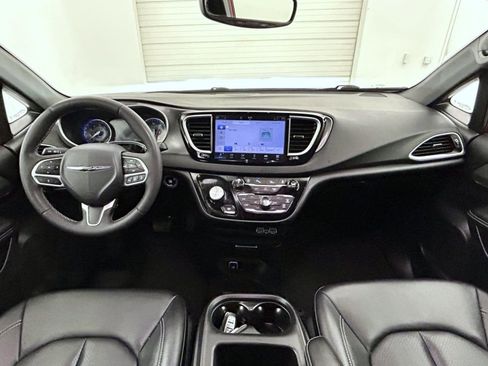 Used 2025 Chrysler Pacifica Select FWD image 13