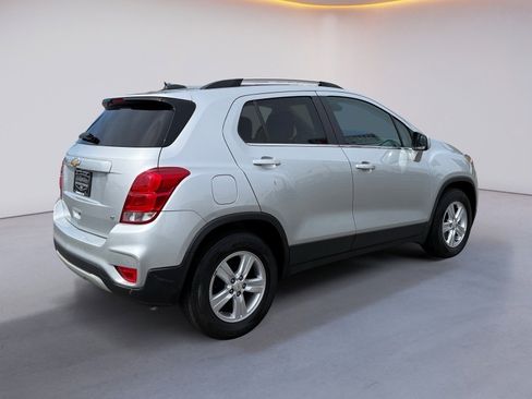 Used 2020 Chevrolet Trax LT w/ Driver Confidence Package FWD image 3