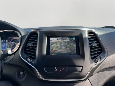 Used 2019 Jeep Cherokee Latitude Plus image 16